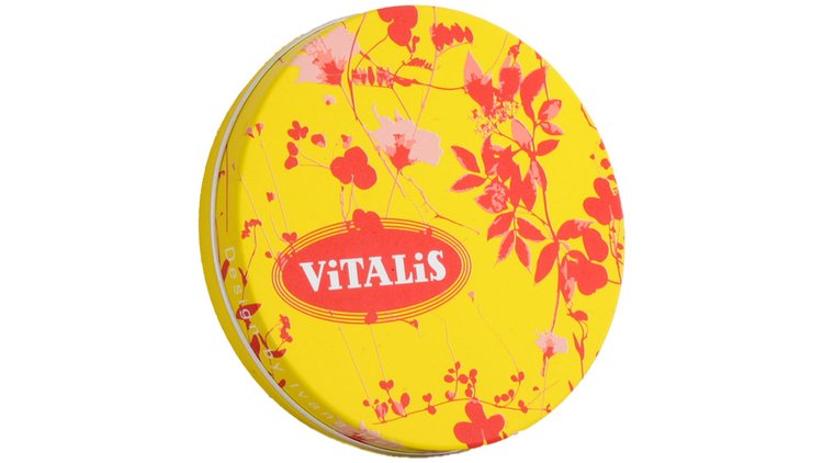 UusiutuneetVitalis-rasiatkunnioittavat alkuperäistä väritystä, mutta uusin kuvioin. Tutussa keltaisessa rasiassa leikittelee kaunis köynnösten ja kukkien harmonia.