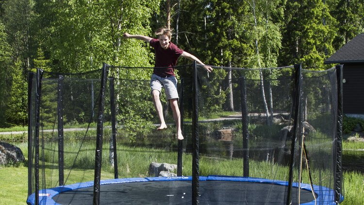 Jättitrampoliinit ja muut trampoliinit kuuluvat kesään.