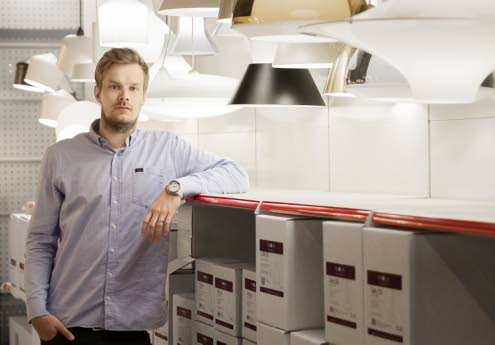 Kärkkäisen Sähkötarvikeosastolla sekä tavarataloissa että verkkokaupassa on runsaasti myös design-valaisimia, tuotepäällikkö Jaakko Luokkala kertoo.