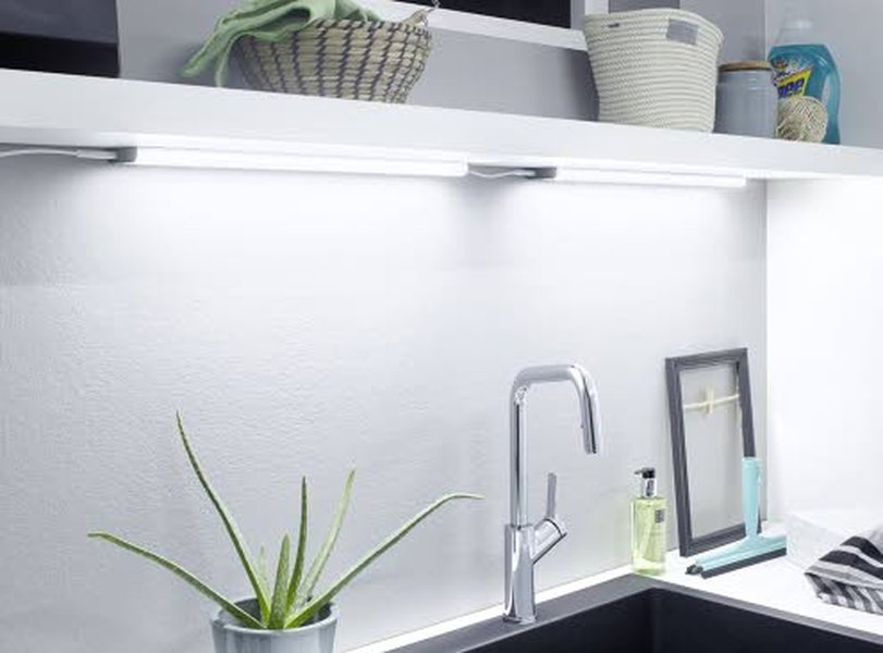 Osram Linear LED Corner -kaapinalusvalojärjestelmä on suosittu keittiön kaappien alla. Moduuli USB-liitännällä ja moduuli Bluetooth-kaiuttimilla on saatavilla syyskuussa tavallisen LED-valaisimen lisäksi. Kuva:Ledvance.