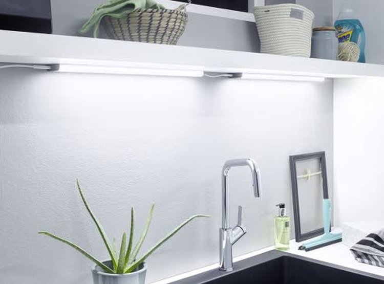 Osram Linear LED Corner -kaapinalusvalojärjestelmä on suosittu keittiön kaappien alla. Moduuli USB-liitännällä ja moduuli Bluetooth-kaiuttimilla on saatavilla syyskuussa tavallisen LED-valaisimen lisäksi. Kuva:Ledvance.