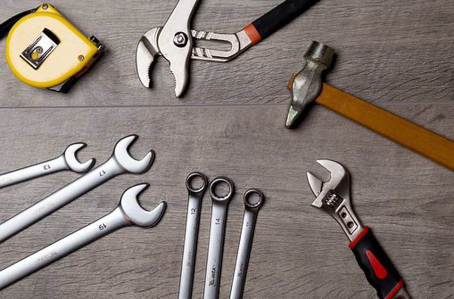 Kodin työkalupakkiin kannattaa valita muutamat välttämättömimmät käsityökalut.
