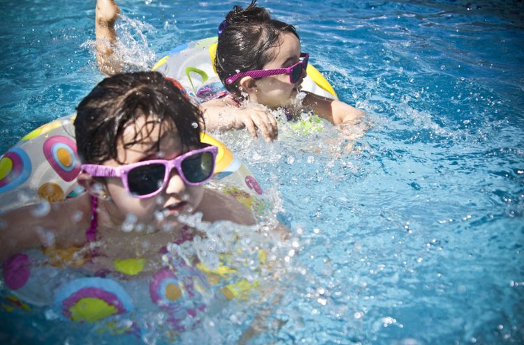Uiminen on lasten kesän suosikkiharrastus. Varttuneempi väki viihtyy myös vauhdikkaampien vesiurhelulajien parissa.