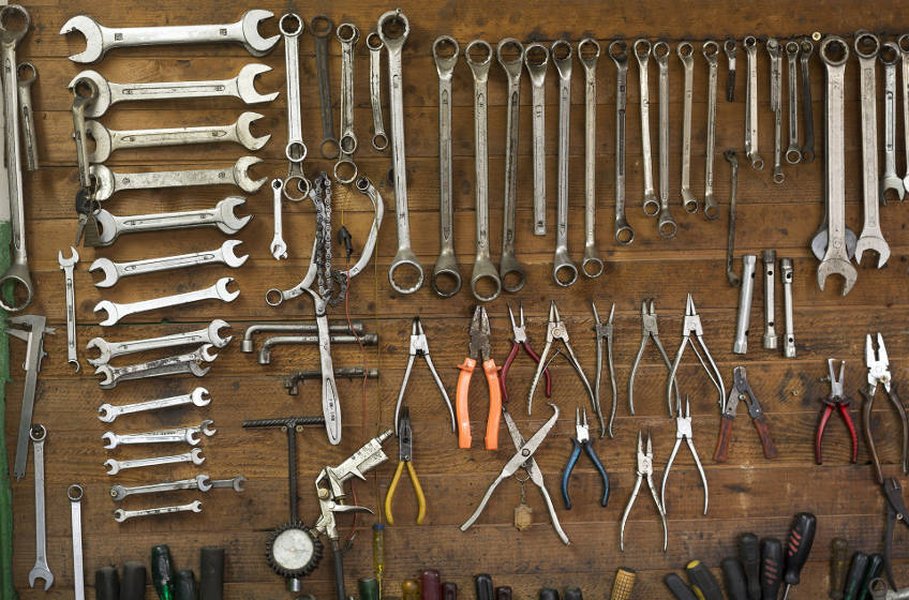 Työkalut säilyvät parhaiten seinätelineessä tai niille varatussa säilytyskaapissa.