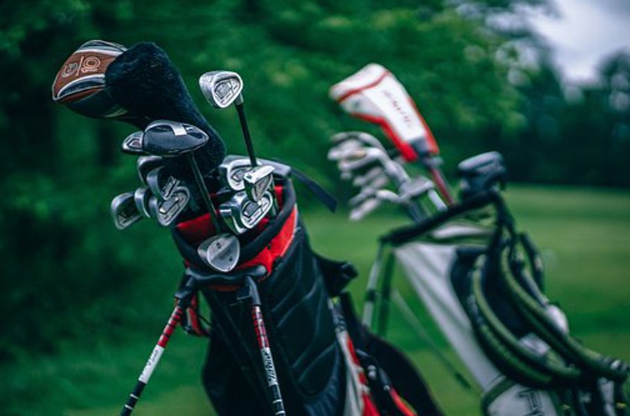 Golfbägi kuljettaa mailat ja muut golfvarusteet kätevästi.