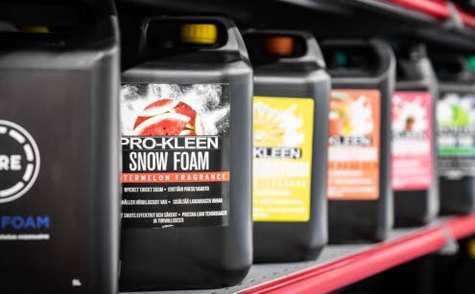 Vaahtopesuaineiden lisäksi Pro-Kleen valikoimasta löytyvät myös perinteiset autonpesuaineet ja tehokkaat pesuaineet matkailuajoneuvoihin.