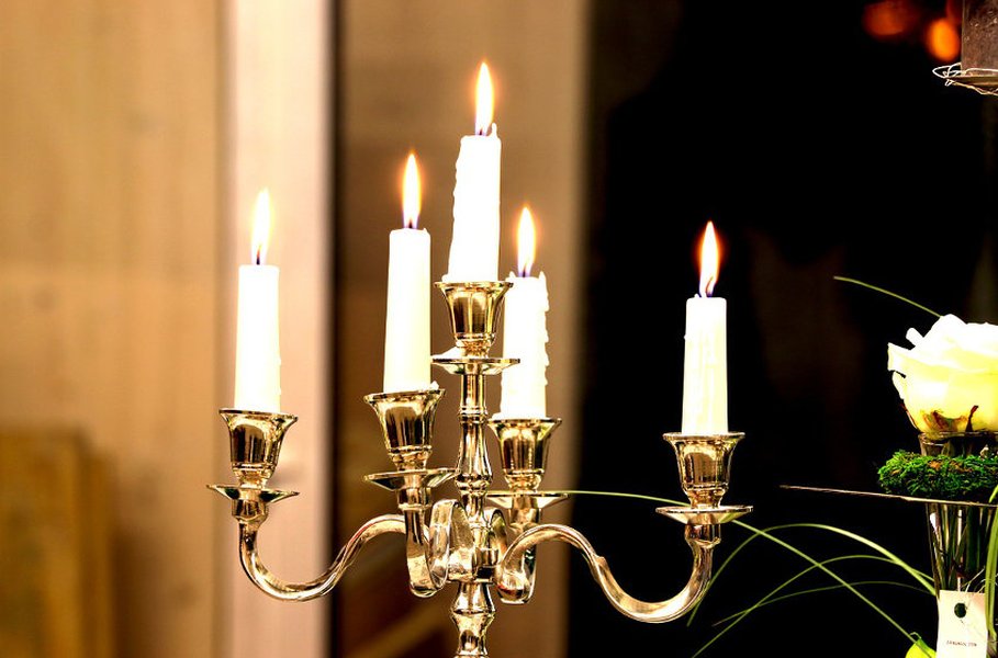 Kynttilät tuovat tunnelmaa ja juhlallisuutta kaikkina vuodenaikoina.