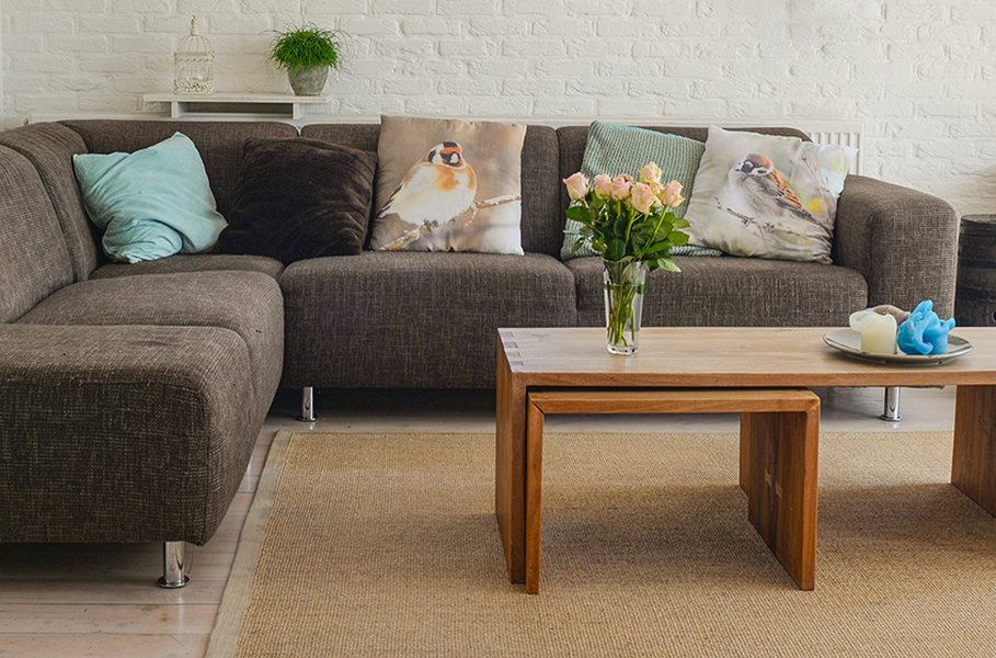 Olohuoneesta saa viihtyisän yhdistämällä mieleisensä sohvan ja sohvapöydän ryhmäksi. 