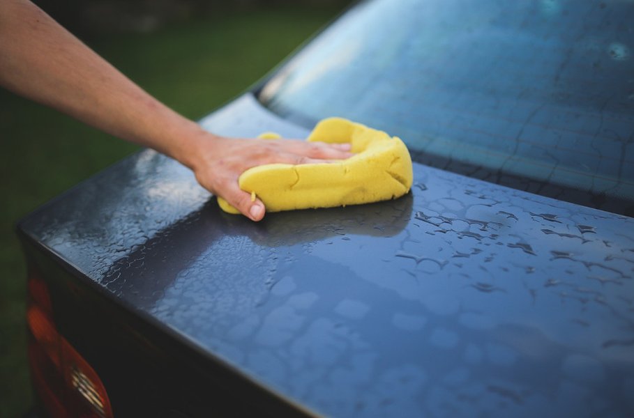 Auton pesu ja kiillotus saavat vanhankin auton kiiltämään.