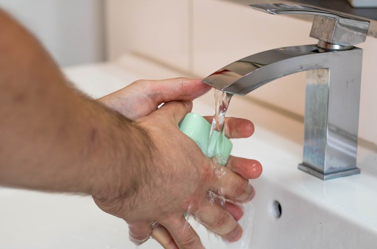Kädet tulisi pestä monta kertaa päivässä. Saippua auttaa poistamaan käsistä lian ja bakteerit.