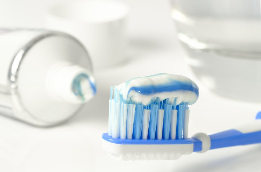 Oikeanlainen hammasharja takaa parhaan pesutuloksen. Hammastahnan määrässä ei ole syytä liioitella.