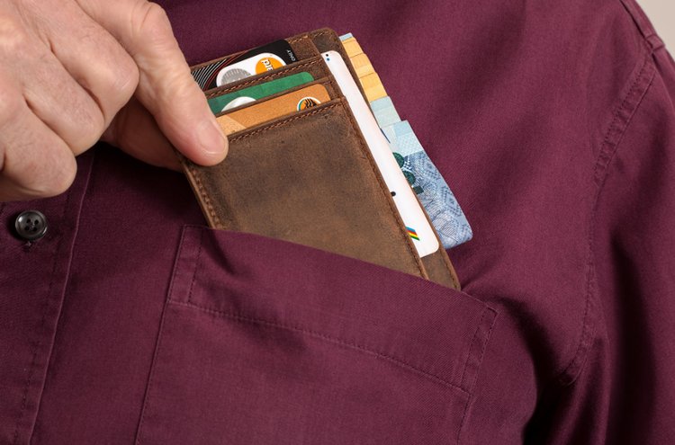 Miesten lompakon täytyy olla tarpeeksi tilava korteille ja käteiselle rahalle, mutta riittävän tiivis kätkeytyäkseen taskuun.