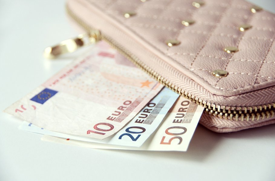 Kauneimmillaan naisten lompakot ovat kuin pikkulaukkuja. Käytännöllisimmistä löytyvät helposti niin kortit kuin käteinenkin.