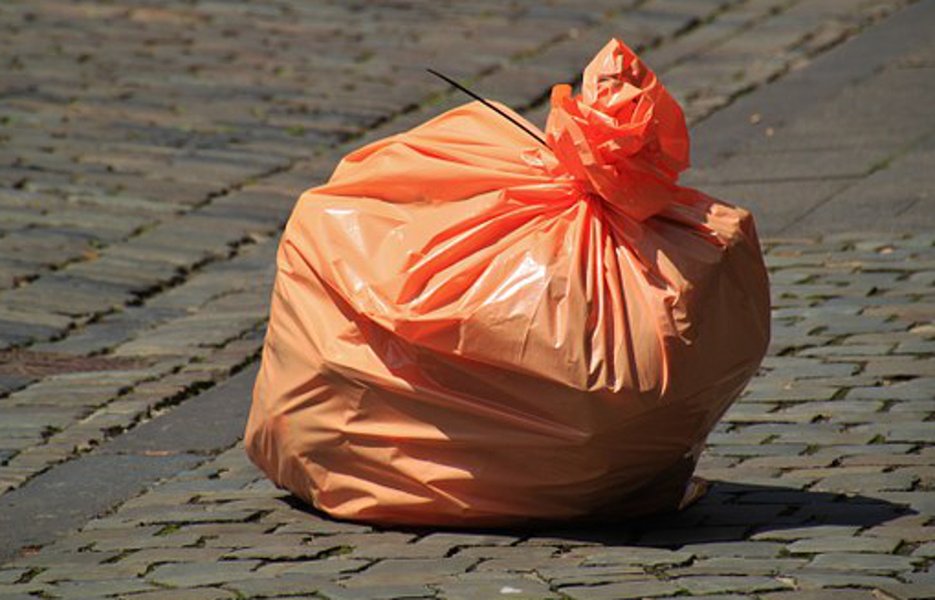 Jätteiden lajittelua helpottavat jätesäkit sekä erilaiset roskapussit.