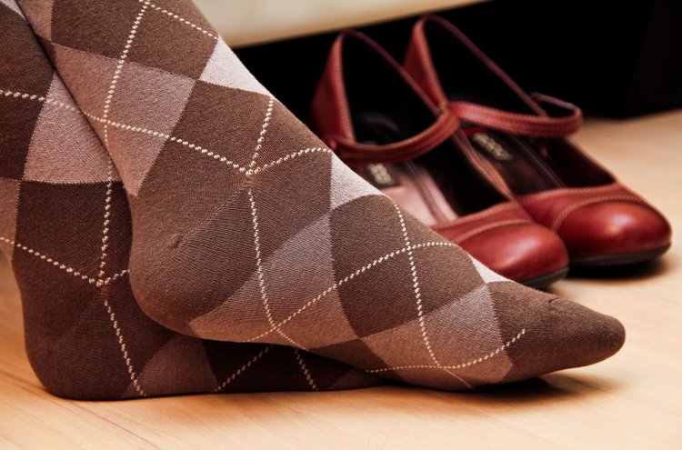 Kun raskas työpäivä on takana, naisten korkokengät jäävät naulaan ja paksut sukat sujahtavat lämmittämään jalkoja.