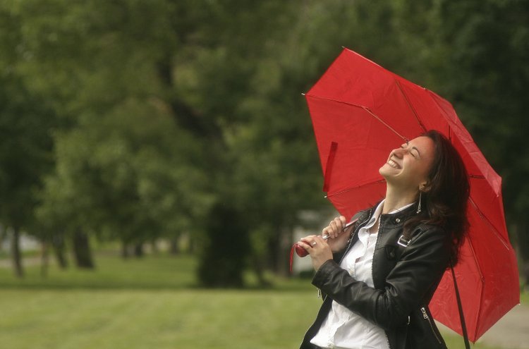 Jos sääolosuhteet vaihtelevat, sateenvarjoa on helpompi kuljettaa mukanaan kuin täyttä sadevarustusta.