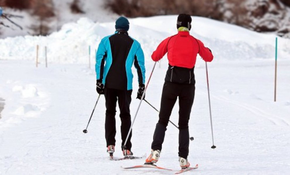 Naisten hiihtovaatteet ovat teknisesti toimivia sekä tyylikkän näköisiä.