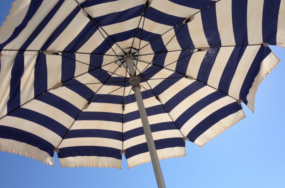 Tilaa verkkokaupasta aurinkovarjo ja nautiskele kesän hellepäivistä leppoisasti sen alla! 