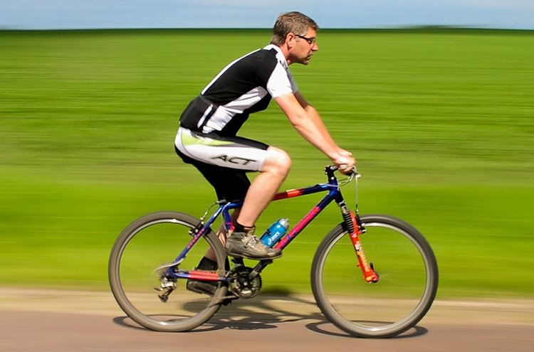 Miesten housut kaikenlaiseen urheiluun löydät parhaiten Kärkkäisen kautta. Esimerkiksi pyöräilyshortsit tarjoavat viileyttä mutta suojaavat hyvin takapuolta pyörän hankaukselta. Pyöräilyshortsit voivat olla kevyesti topatut tai täysin ilman pehmusteita. 