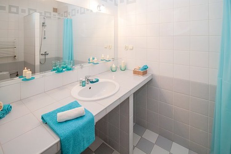 Kylpyhuoneen voi sisustaa tyylikkääksi sekä toimivaksi.