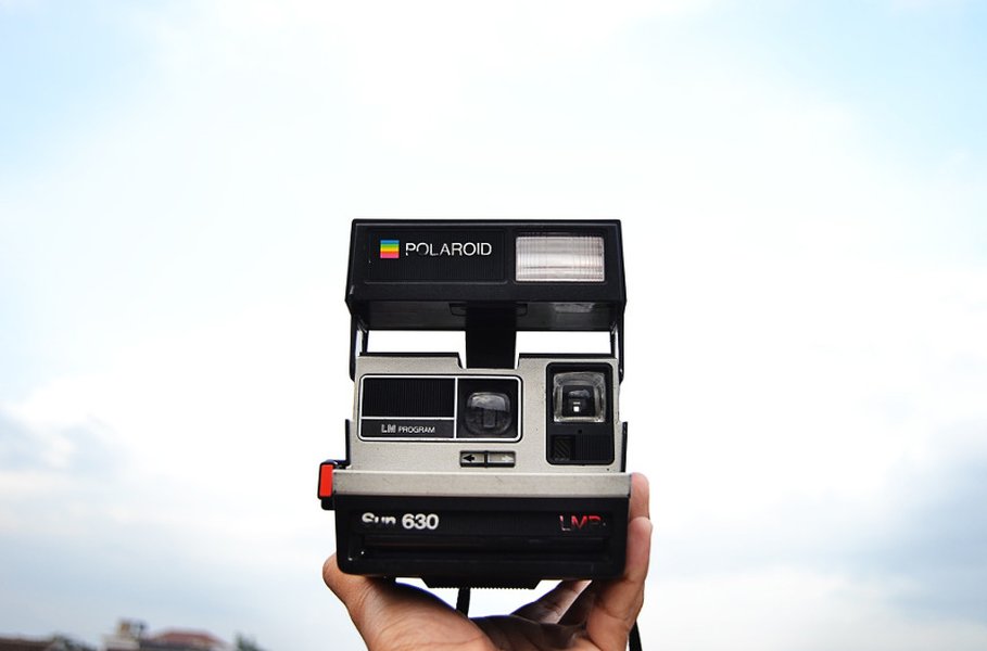 Pikakamerat ja filmikamerat ovat nousseet uuteen suosioon. Polaroid-kuvissa on hetken taltioimisen ainutlaatuinen tunne.