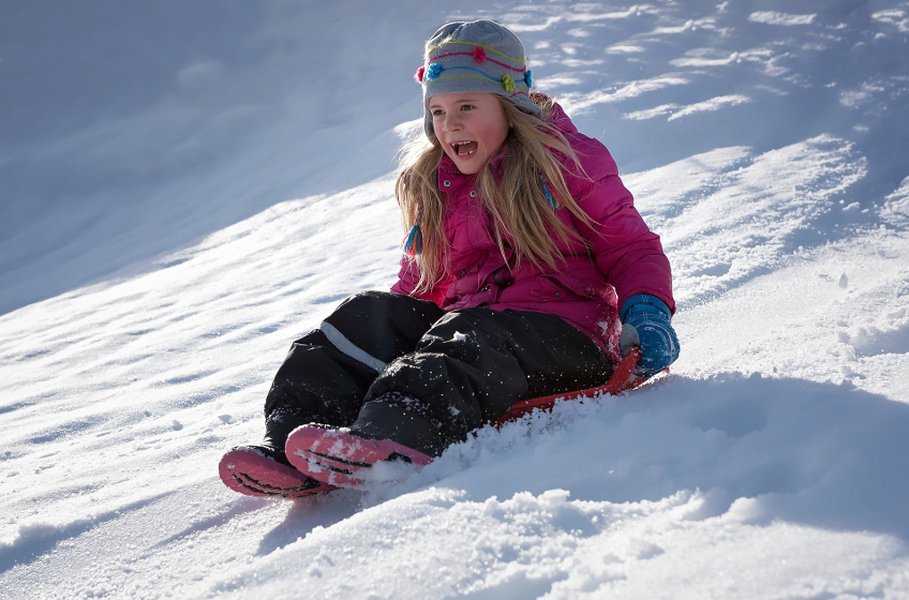 Lapset pysyvät harvoin pelkästään pystyasennossa lumessa peuhatessaan. Siksi ulkoiluhousut kuuluvat ehdottomasti jalkaan talvikeleillä. 