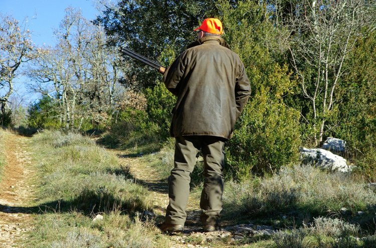 Metsästystakin tulee soveltua maastoon. Muistathan kuitenkin että lain mukaan hirven- ja peuranpyyntiin täytyy varustautua oranssilla takilla tai liivillä sekä päähineellä.