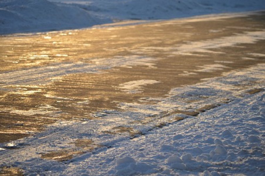 Jäiset tiet eivät ole esteenä reippaalle ulkoliikunnalle talvellakaan, jos jaloissa on pitävät nastakengät!