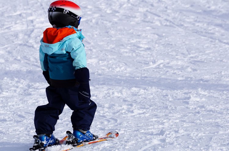 Oikeat varusteet sekä lämpimät vaatteet, kuten lasten ja nuorten trendikkäät talvitakit tuovat ilon talviurheiluun!