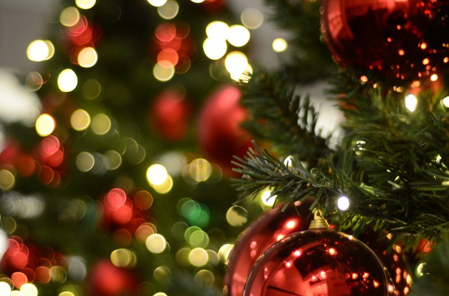 Joulukoristeet säihkyvät joulukuusessa sekä muualla kodissa! Koristeita voi askarrella myös itse yhdessä lasten kanssa. 