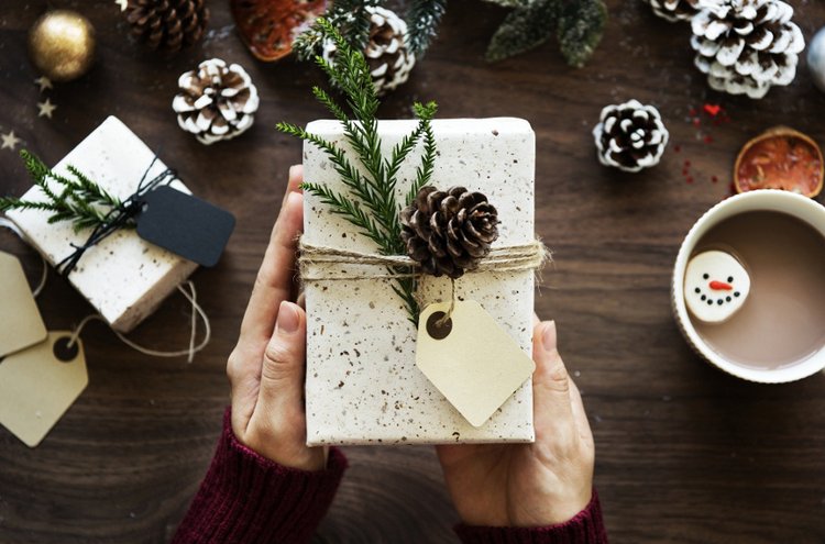 Joululahjojen paketointi voi olla luovaa! Koristele valmis lahjapaperi itsetehdyillä koristeilla tai askartele paperi itse hyödyntäen valmiita askartelumateriaaleja, nauhoja ja pakettikortteja.