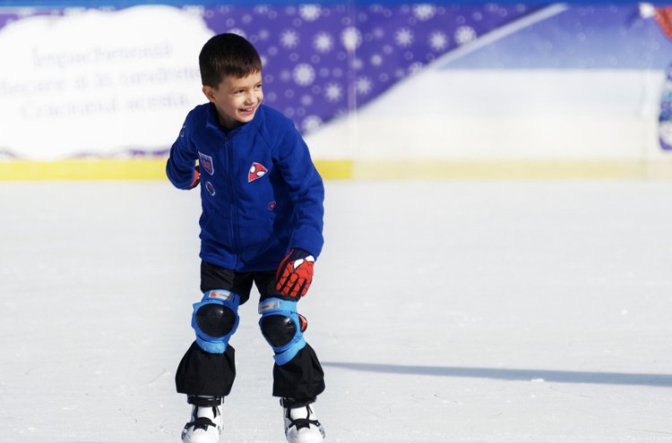 Lasten ja nuorten urheilukerrastot puet kevyiden liikuntavaatteiden tai jääkiekkovarusteiden alle. 