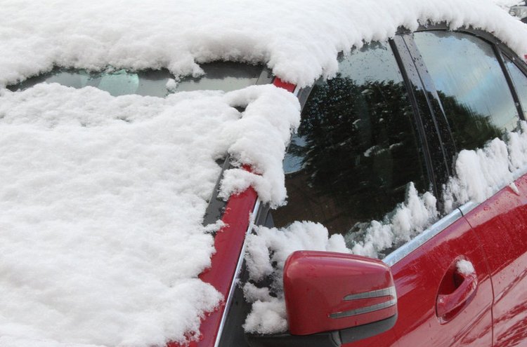 Auton suojapeitteet suojaavat autoa talvisin lumelta ja jäältä. 