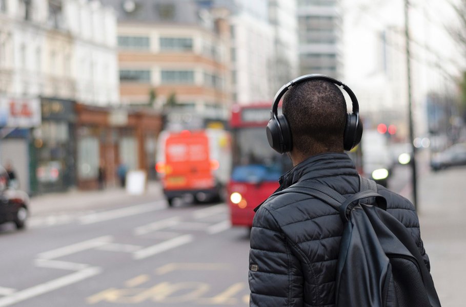 Ei enää johtojen selvittämistä ja nykimistä! Langattomat kuulokkeet ovat miellyttävät käyttää kotona, treenatessa, kaupungilla ja työpaikoilla.  